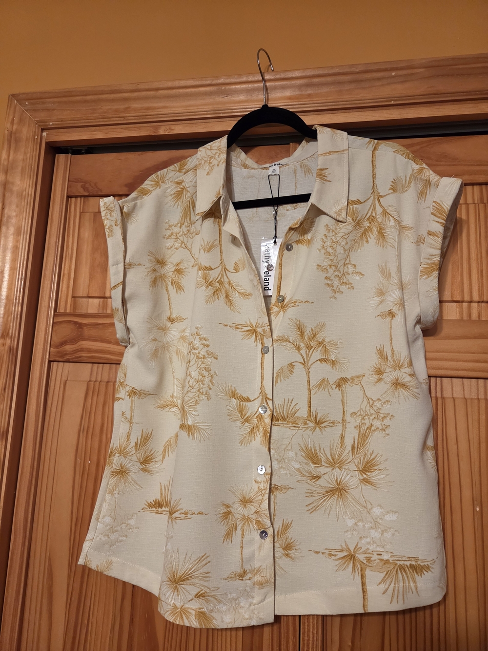 Vacation Ready Kathy Ireland NWT Light Cream Botanical Print Button-Up Shirt
